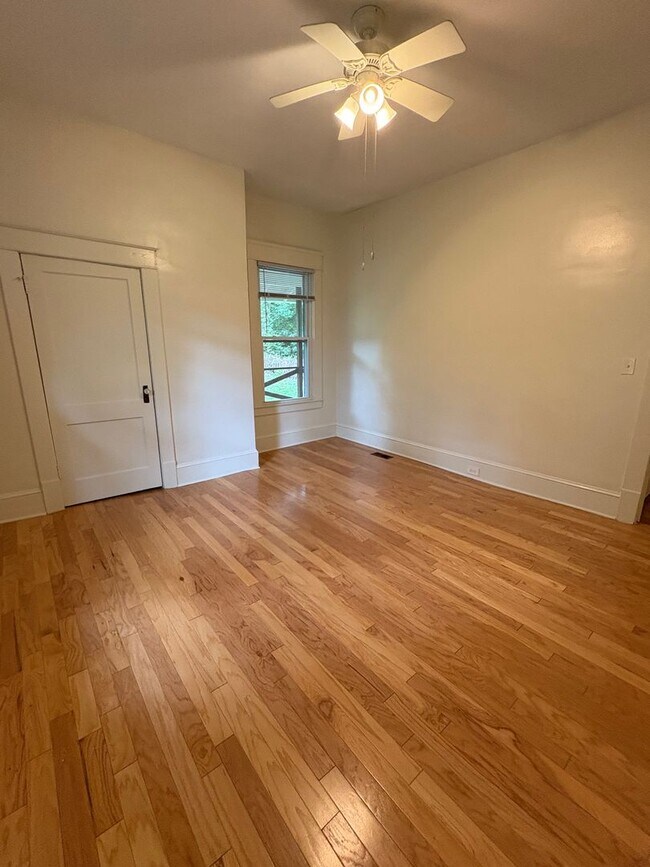 Building Photo - Spacious 3 Bedroom 2 Bath Trinity Park Hou...