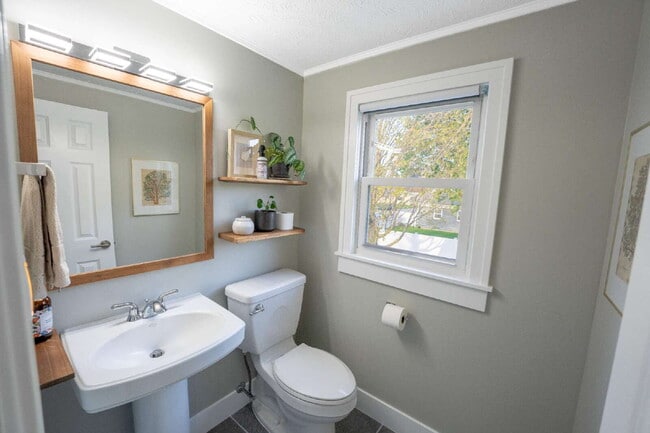 Building Photo - Spacious 4-Bedroom Home with Modern Amenit...