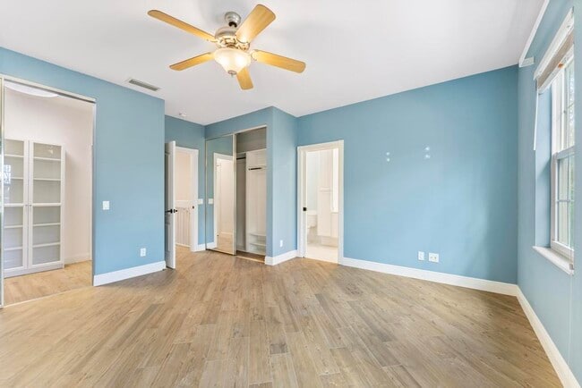 Building Photo - 180 Freeport Dr