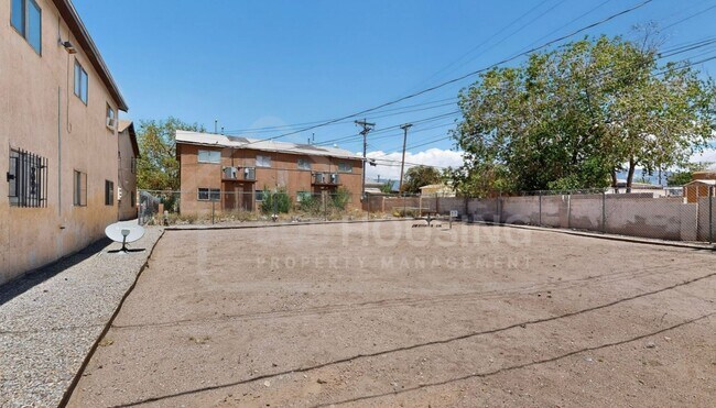 Building Photo - Spacious 2-Bedroom Unit Near Kirtland Air Force Base