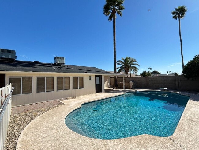 Building Photo - Stunning Remodel, 2 Bed 2 Bath Home with Pool Service!