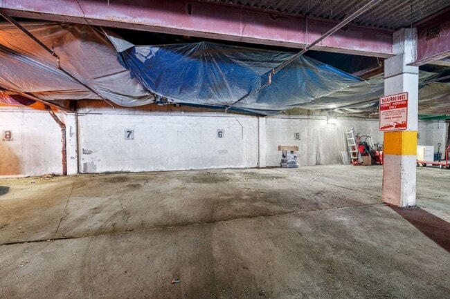 Building Photo - Breathtaking downtown East-facing, penthouse condo - FURNISHED!