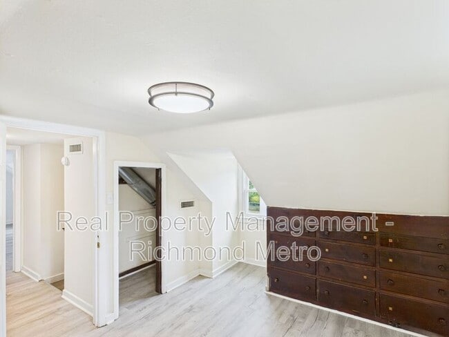 Building Photo - 3905 Larchmont Ln