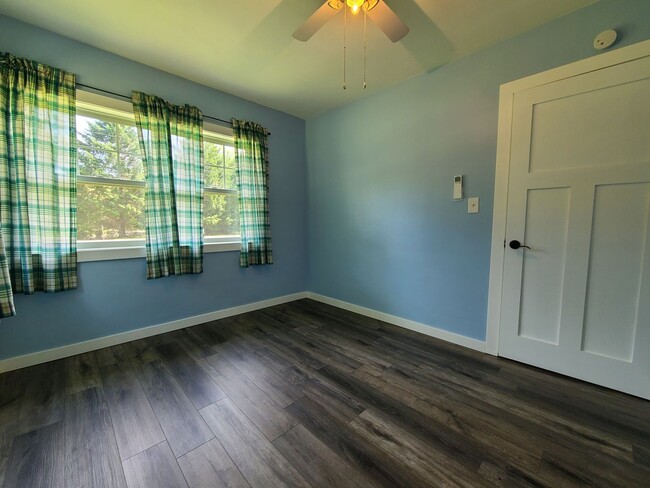 Building Photo - Three Bedroom, One Bath House in Benton Ha...