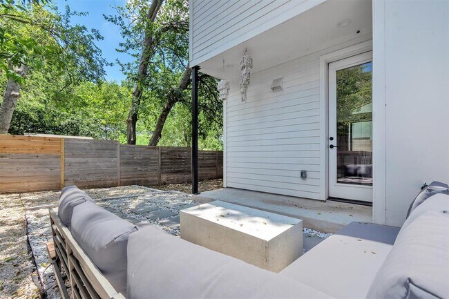 Building Photo - 408 W Odell St