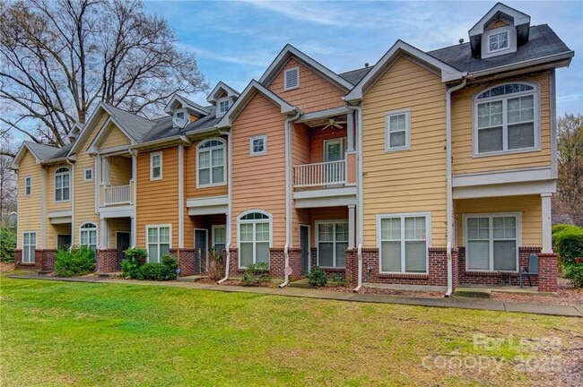 Building Photo - 1553 Pecan Ave