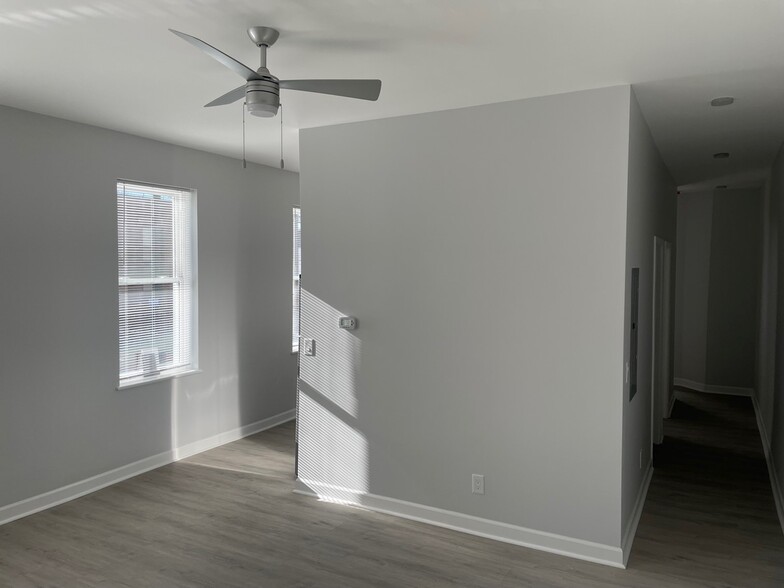Large Living Room - 216 Findlay St