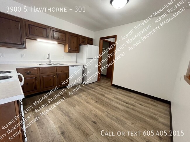 Building Photo - 3900 S. Hawthorne-301