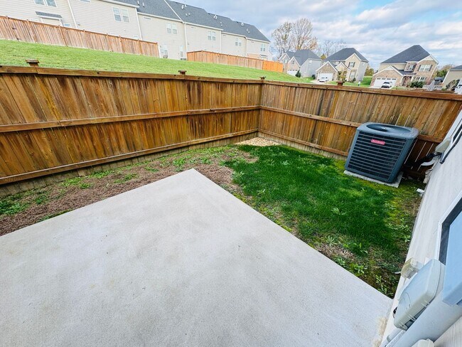 Building Photo - FOR LEASE - 3 bed, 2.5 bath, 1679 sqft townhome