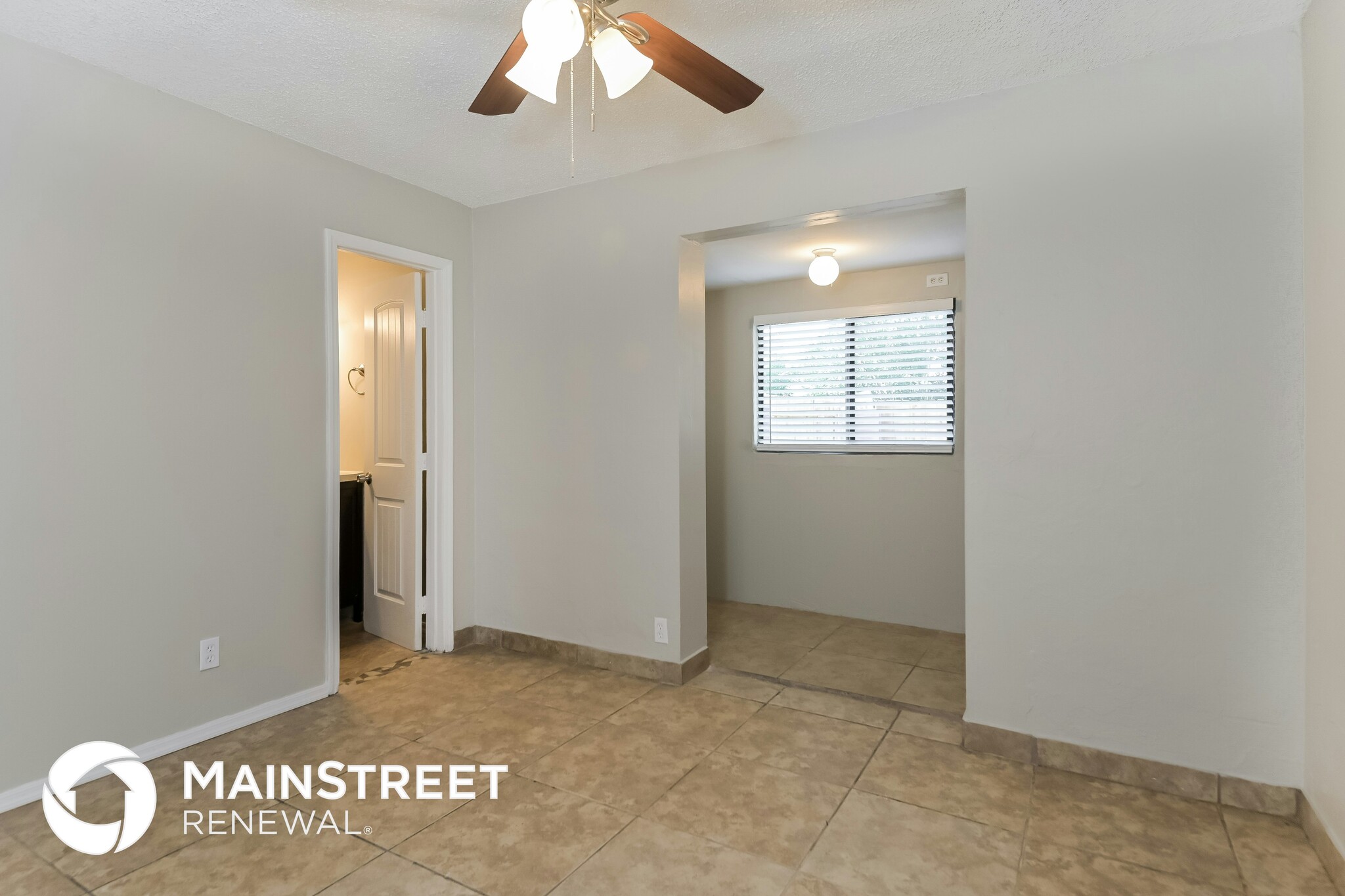 Building Photo - 3701 E Dover Stravenue