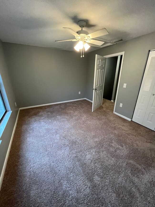 Building Photo - 2 Bed| 1 Bath NEW CARPET !