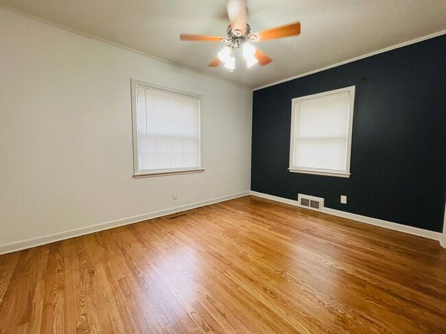 Building Photo - 2010 W 95th St