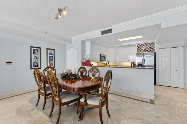 Building Photo - 100 S Birch Rd