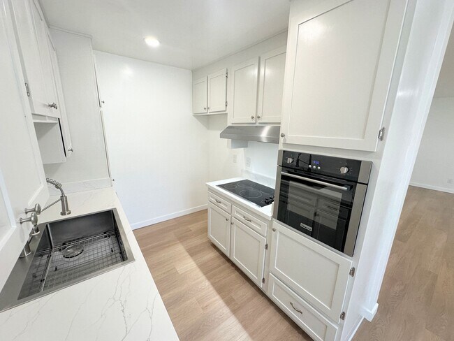 Building Photo - Gorgeous 1bd/1ba unit in Sherman Oaks. Cen...