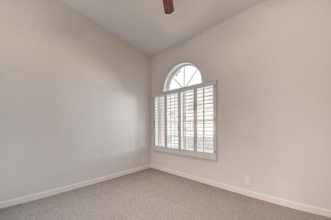 Building Photo - 5623 E Claire Dr