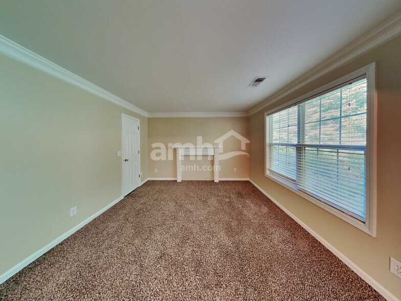 Building Photo - 1200 Evergreen Oak Way