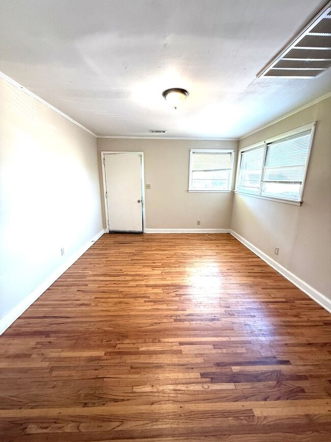 Building Photo - ** 3 bed 1 bath located in Highland Garden...