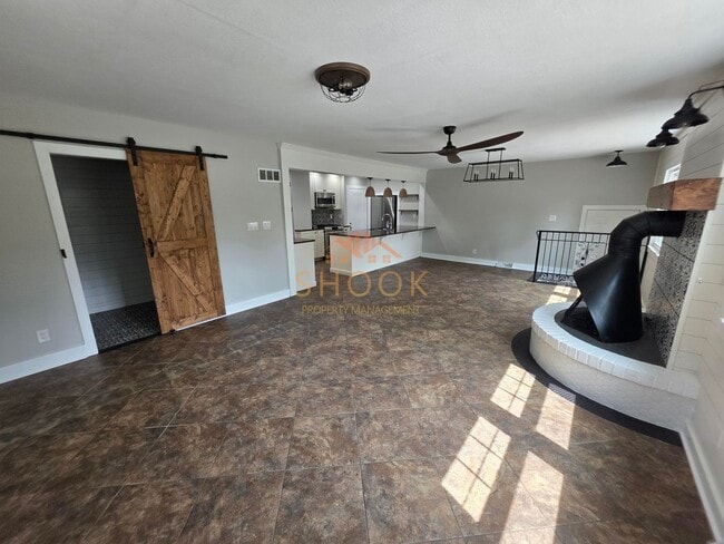Building Photo - UNIQUE AND COZY 3 BR + BONUS ROOM HOME