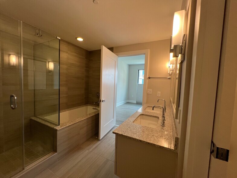 Primary Bathroom - 4960 Fairmont Ave
