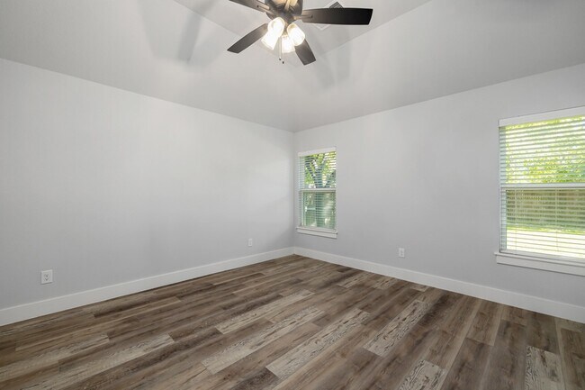Building Photo - 400 Leuty St