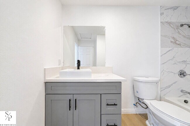 Building Photo - "Cozy 1-Bedroom Gem in Los Angeles – Your Perfect Urban Retreat!"