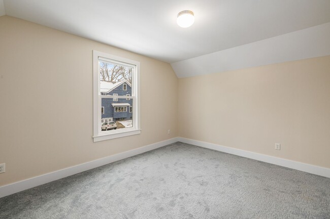 Building Photo - Immediate Move In Remodeled 3 Bed in Eastown