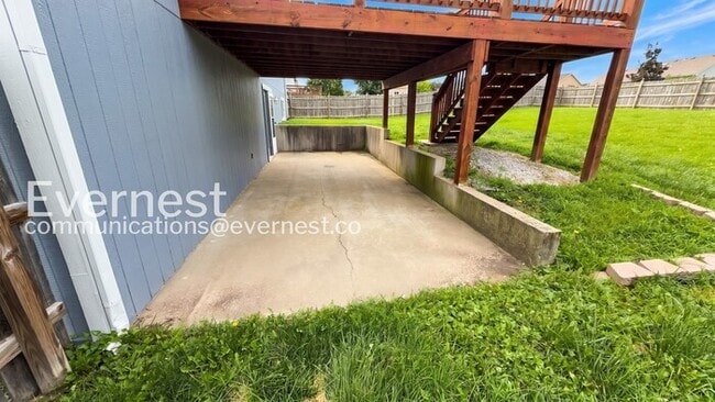 Building Photo - 5 Bed, 3 Bath Home with Fenced Yard & Garage / Pet-Friendly / Available Now!