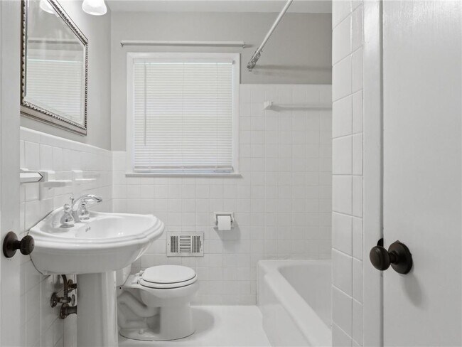 Building Photo - 1111 N Valley Dr