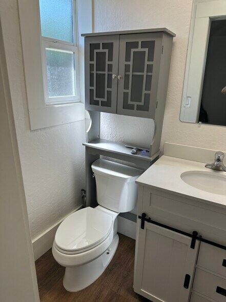 Building Photo - 609 W 11th St