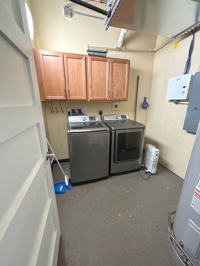 Building Photo - Downtown Luxury Condo in a Newly Renovated...