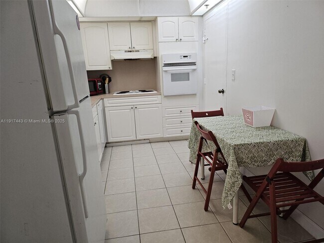 Building Photo - 4001 S Ocean Dr