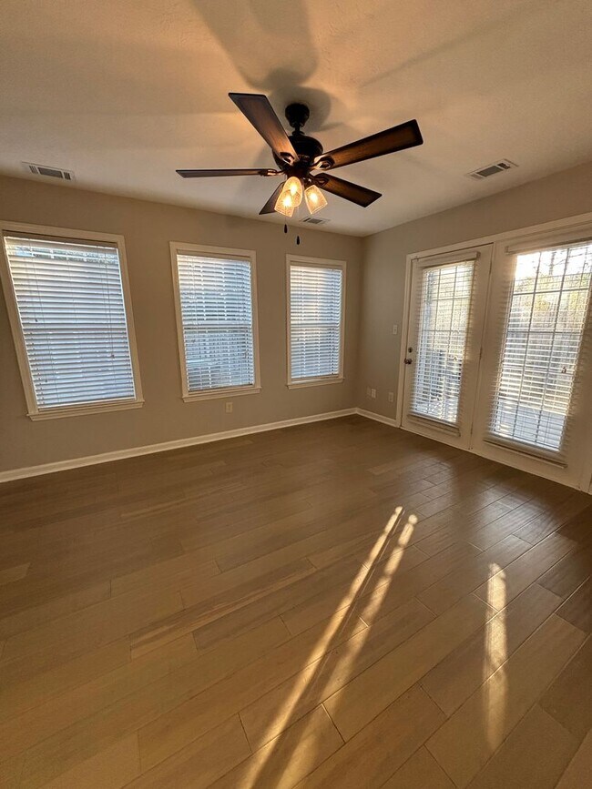 Building Photo - AVAILABLE NOW- LOW MAINTENANCE, MOVE-IN READY PATIO HOME IN NE COLUMBIA!!