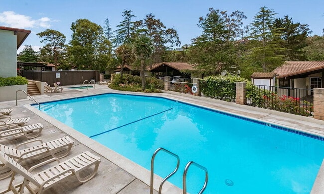 Building Photo - This sweet 1-BD, 1-BA condo is in the Sant...