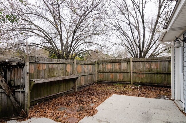 Building Photo - 818 Varsity Dr