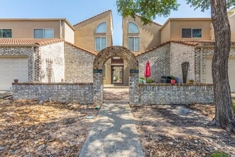 Building Photo - UPDATED 2-BEDROOM TOWNHOME IN MIDTOWN