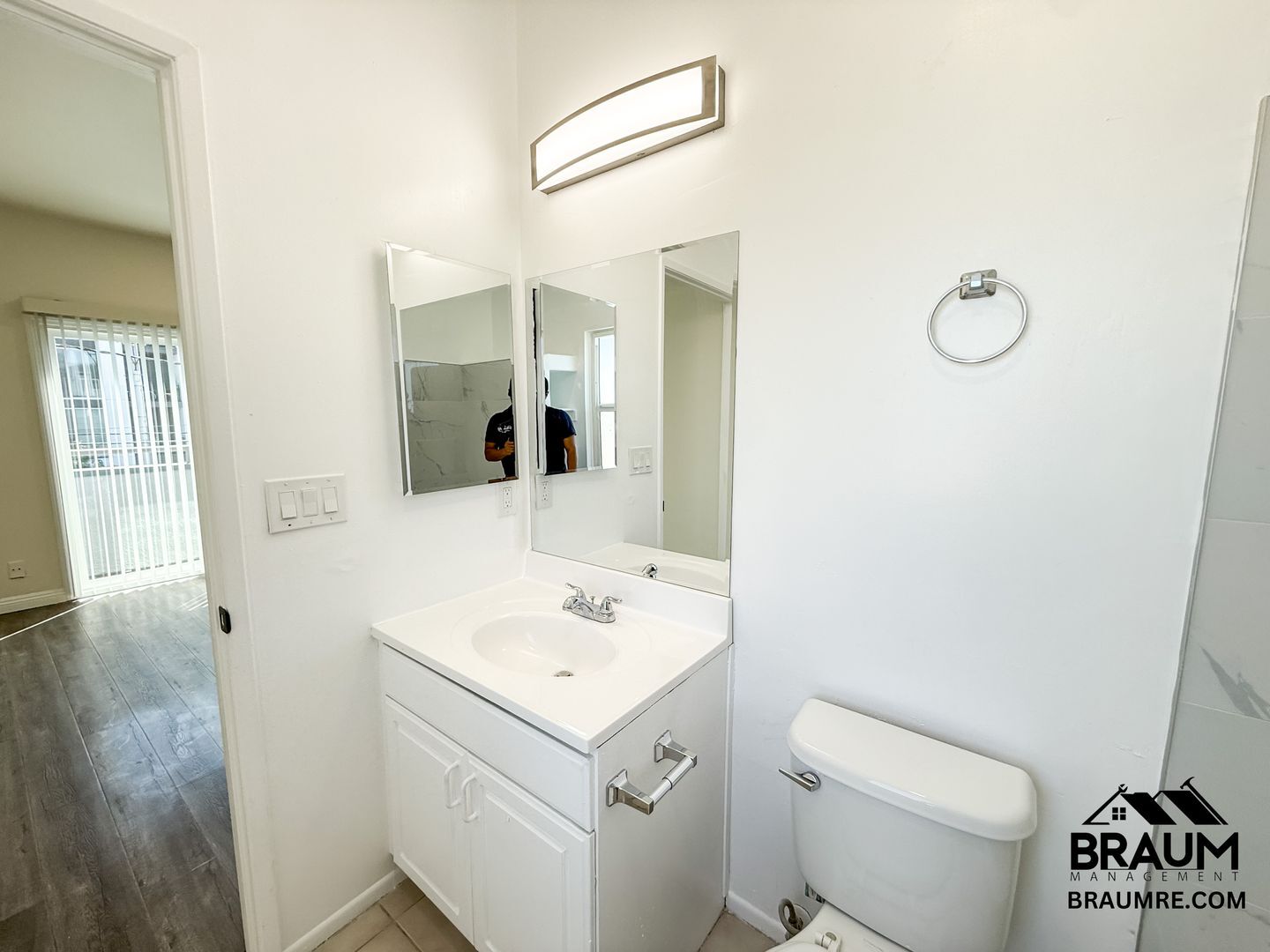 Building Photo - 11035 Moorpark St