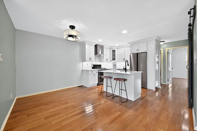 Building Photo - Beautiful 2 Bedroom, 1 Bathroom Condo In W...
