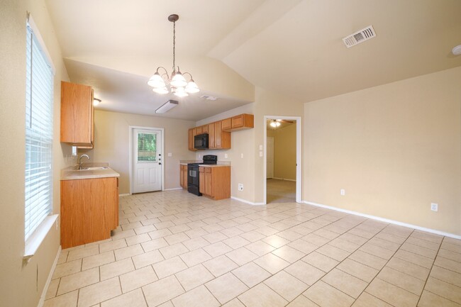 Building Photo - "Charming 2-Bed, 2-Bath Gem in New Braunfe...