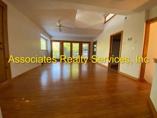 Building Photo - Charming 3 Bedroom w/ study that can be 4th bedroom, 3 Bath Home in Florida Park – Hardwood Floor...