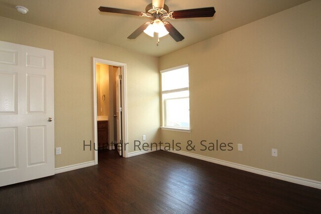 Building Photo - Spacious Duplex