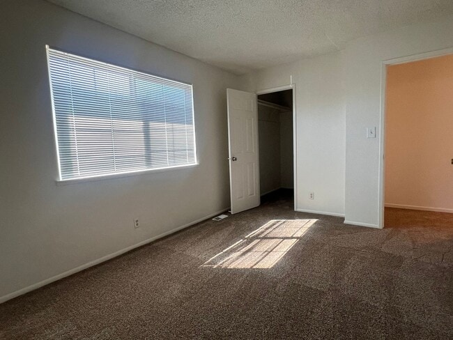 Building Photo - $500 OFF JAN RENT! 2 BED CONDO w/GARAGE!!