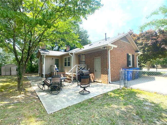 Building Photo - 2721 Mirror Lake Dr