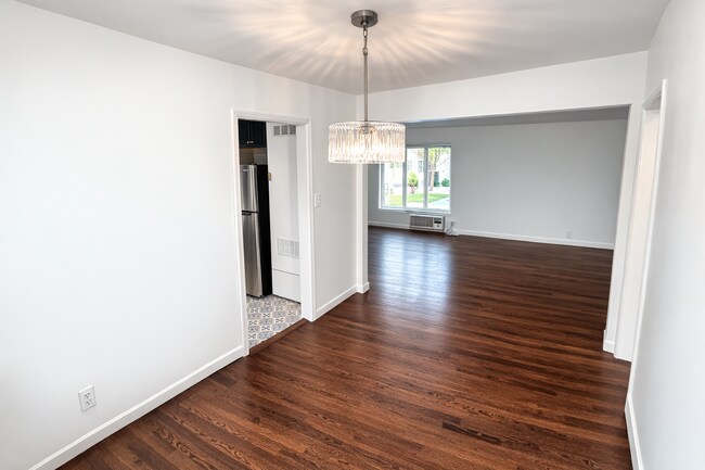 Building Photo - Remodeled 2BR in NoHo – Brand New Kitchen, 2 Parking Spaces, Walk to NoHo West Mall