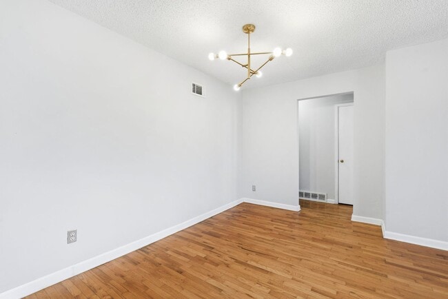 Building Photo - 1354 E Walnut St