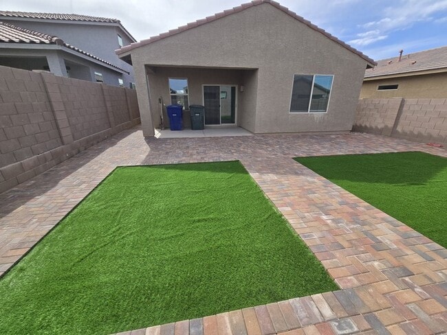 Building Photo - Freshly updated 3 bedroom/ 2 bath Home