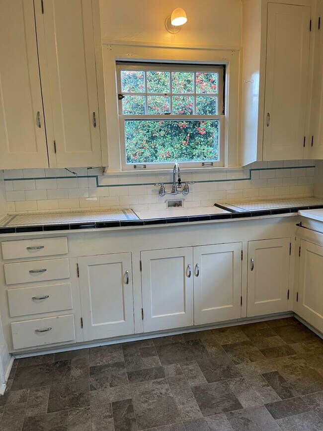 Building Photo - Cro02 - NW Northrup