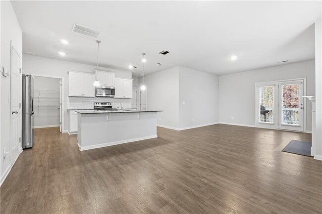 Building Photo - 6615 Bluffview Dr