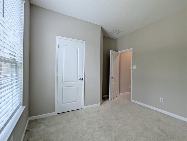 Building Photo - 28422 Aubrey Orchard Ln