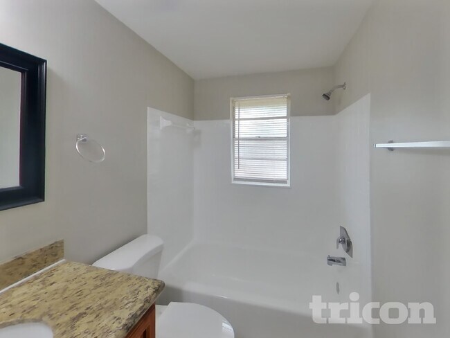 Building Photo - 1203 Seffner Valrico Rd