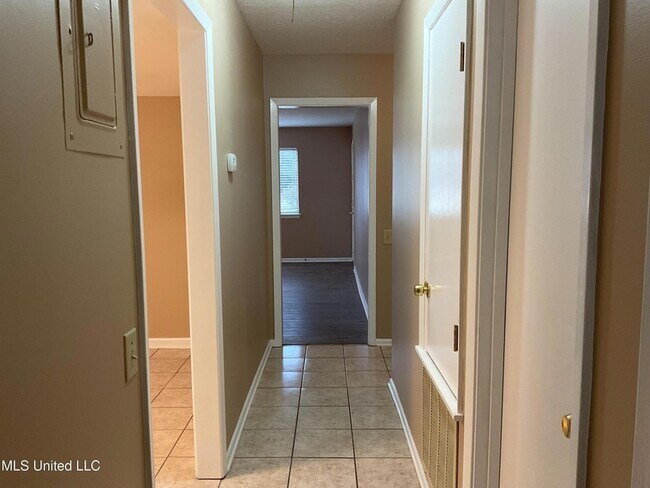 Building Photo - 139 Lakebend Cir